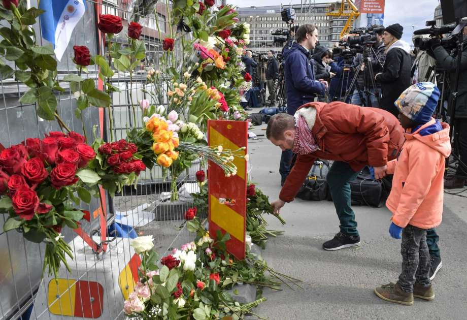 Στοκχόλμη: Η πριγκίπισσα Βικτώρια ξεσπά σε κλάματα στο σημείο της επίθεσης (video)